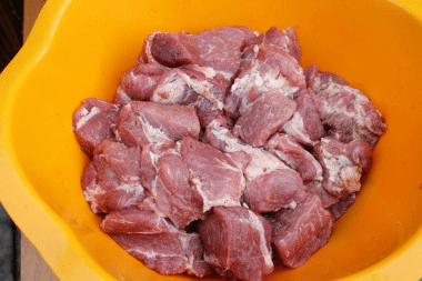 шашлык в казане на костре. мясо