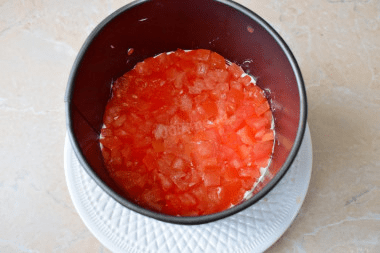 Салат красное море с крабовыми палочками и помидорами
