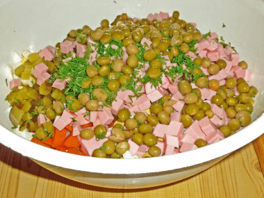 Салат оливье с солеными огурцами